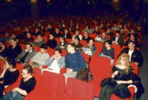 2002 salle full